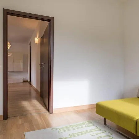 Stunning 2 Bedroom In Quite Part Of Apartman *